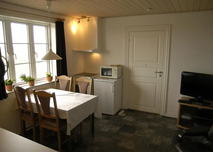 汉纳斯特兰德假日旅馆 2* Hennebjerg